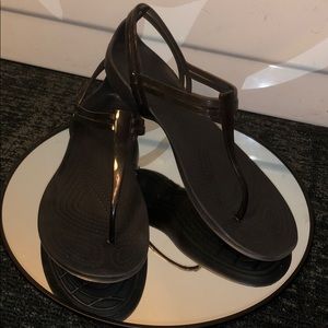 T strap black light weight crocs